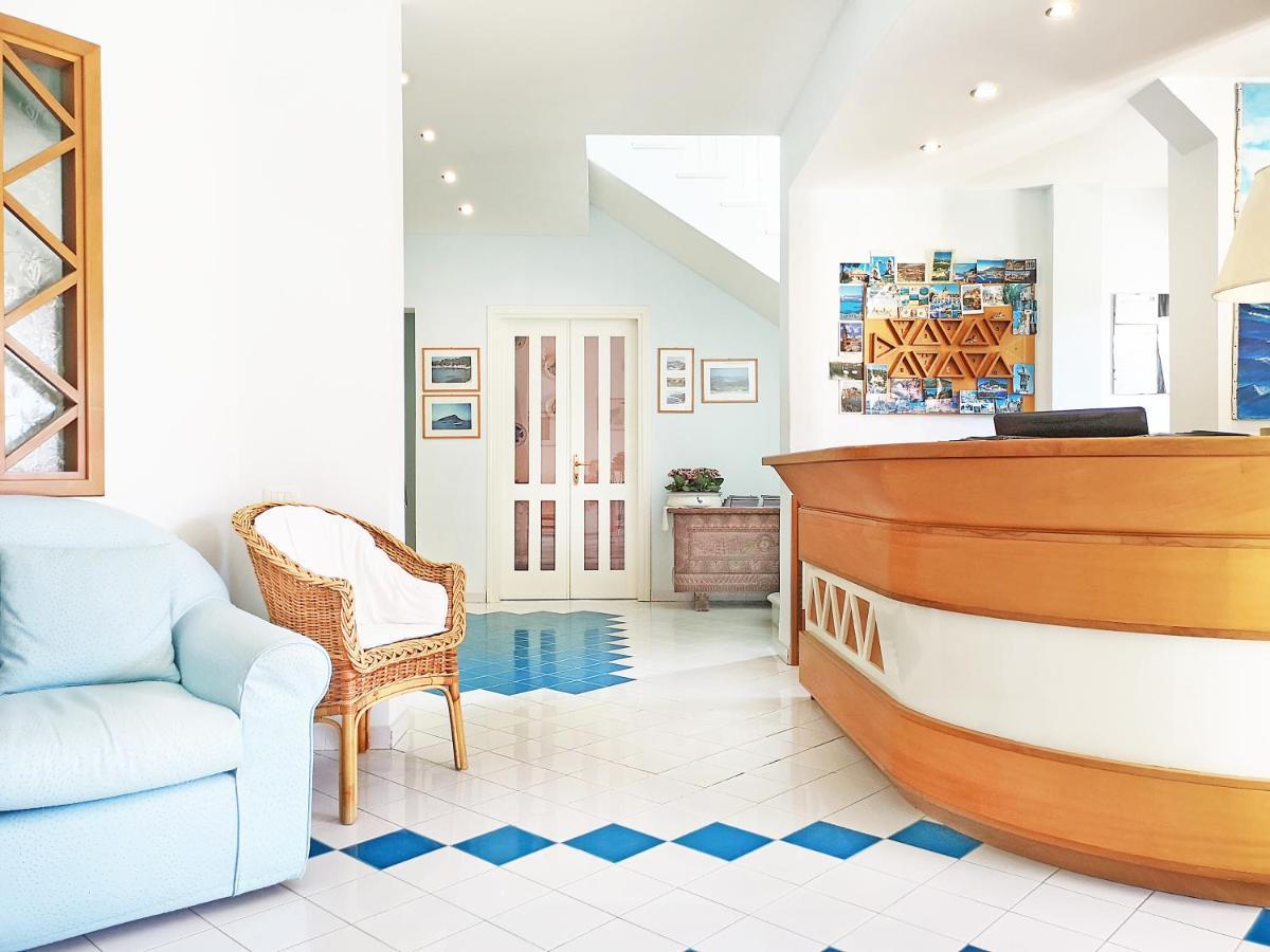 Hotel La Lampara Golfo Aranci Exterior photo