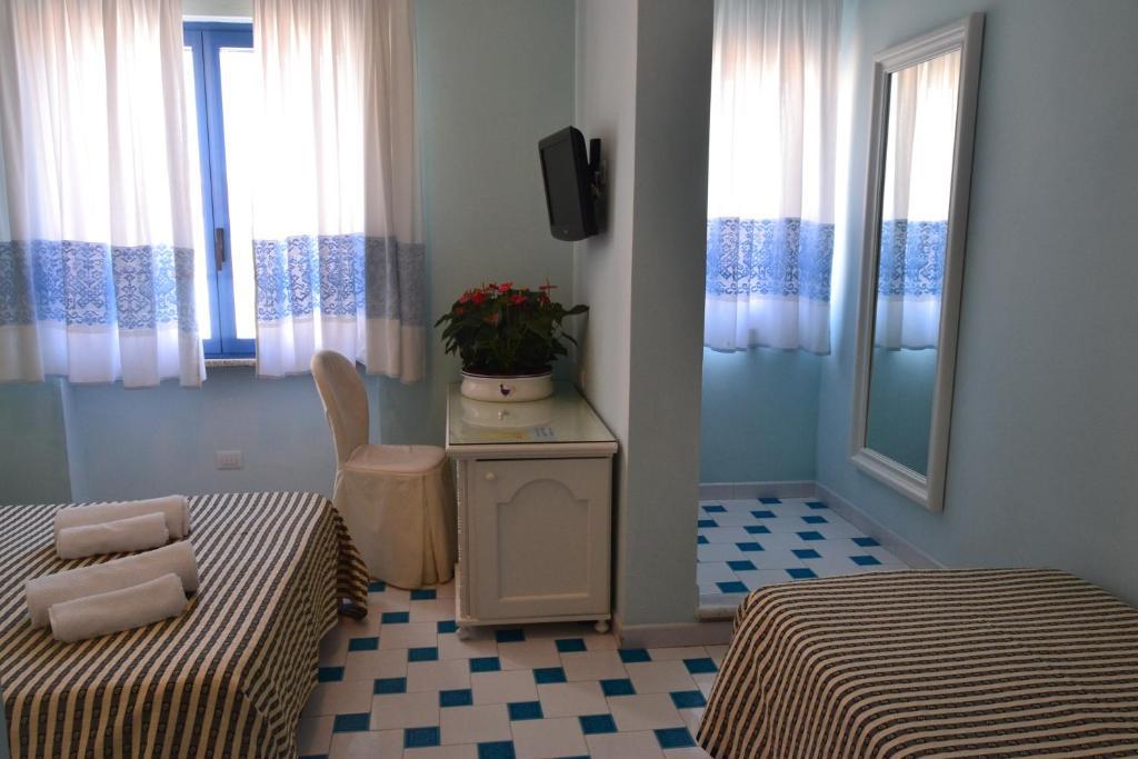 Hotel La Lampara Golfo Aranci Exterior photo