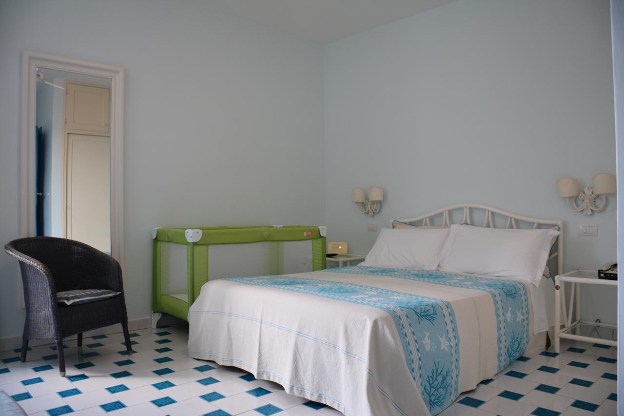 Hotel La Lampara Golfo Aranci Exterior photo